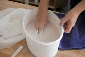 Moulage de main en plâtre pour éviter les bulles