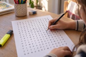 Mots mêlés à imprimer : 10 grilles gratuites par niveau pour occuper les enfants